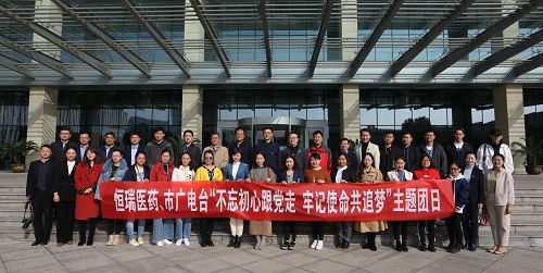合影.JPG 合影.JPG