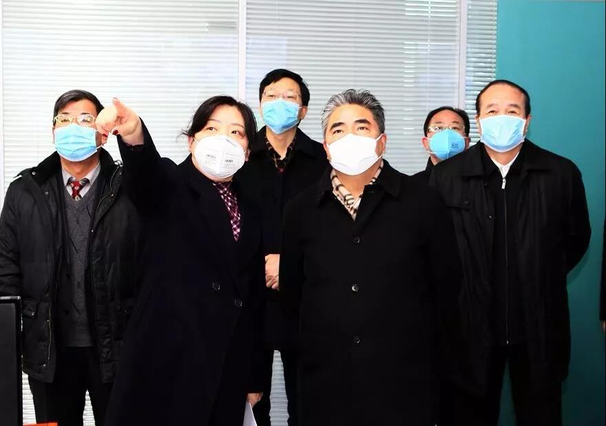 連云港市委書記項雪龍一行調(diào)研恒瑞醫(yī)藥抗擊疫情藥品生產(chǎn)情況.jpg